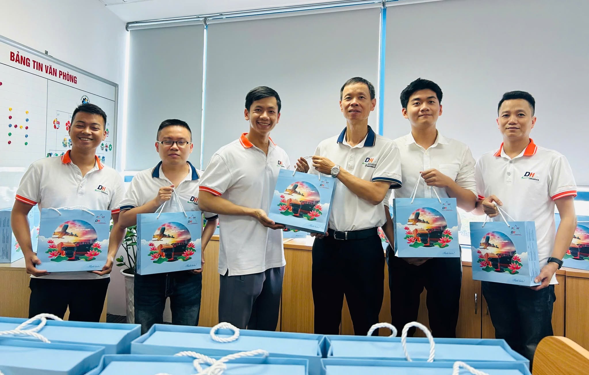 thiết kế hộp quà theo logo doanh nghiệp